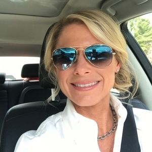 Meet your Posher, Elissa